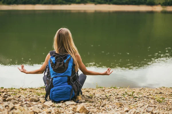 Mulher Caminhante Gosta Meditar Junto Lago — Fotografia de Stock