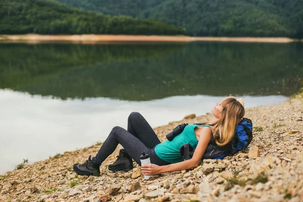 Kadın Yürüyüşçü Göl Kenarında Dinlenmekten Hoşlanıyor — Stok fotoğraf