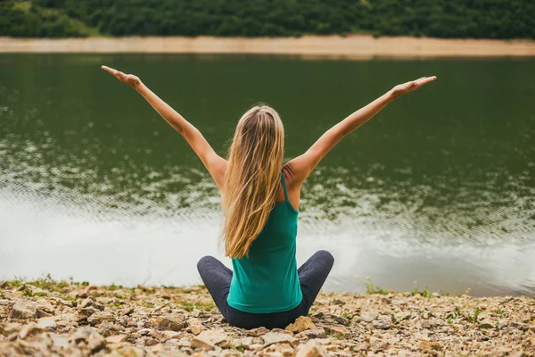 Mujer Con Los Brazos Levantados Disfruta Pasar Tiempo Junto Lago —  Fotos de Stock