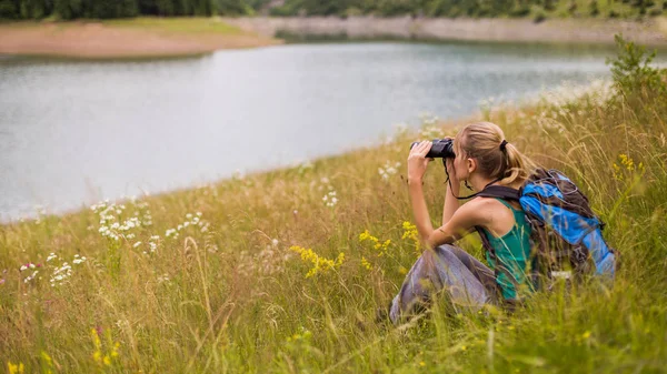 Mulher Caminhante Usando Binóculos Enquanto Passa Tempo Bela Natureza — Fotografia de Stock