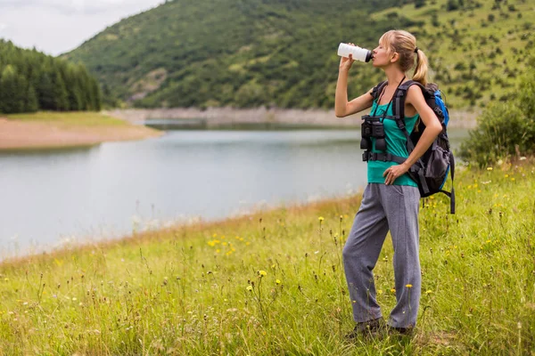 Mujer Excursionista Beber Agua Mientras Pasa Tiempo Naturaleza — Foto de Stock