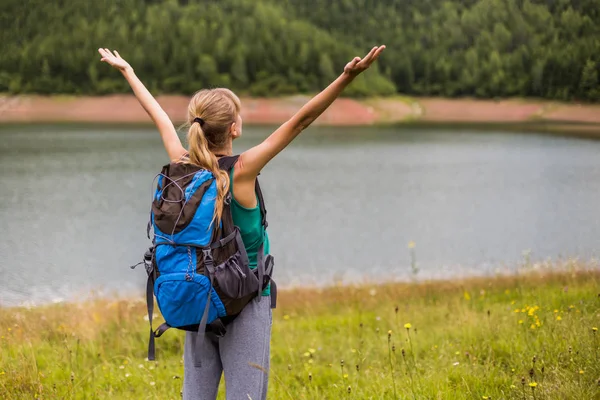 Mujer Excursionista Con Los Brazos Levantados Disfruta Una Hermosa Vista —  Fotos de Stock