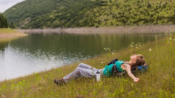 Woman Hiker Enjoys Resting Beautiful Nature — Stock Photo, Image