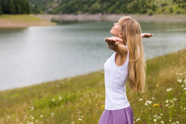 Kvinna Med Armarna Utsträckta Njuter Tillbringar Sin Tid Vacker Natur — Stockfoto