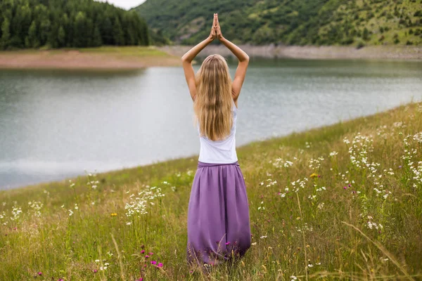 Mujer Disfruta Meditando Hermosa Naturaleza —  Fotos de Stock