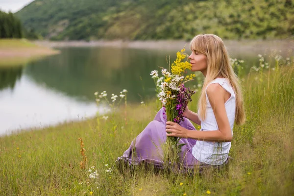 Женщина Нюхает Цветы Проводя Время Красивой Природе — стоковое фото