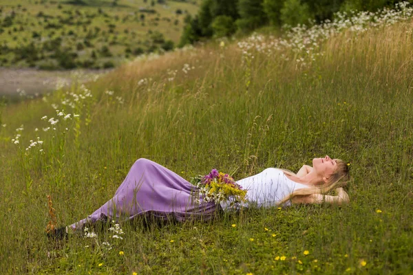 Mulher Gosta Descansar Bela Natureza — Fotografia de Stock