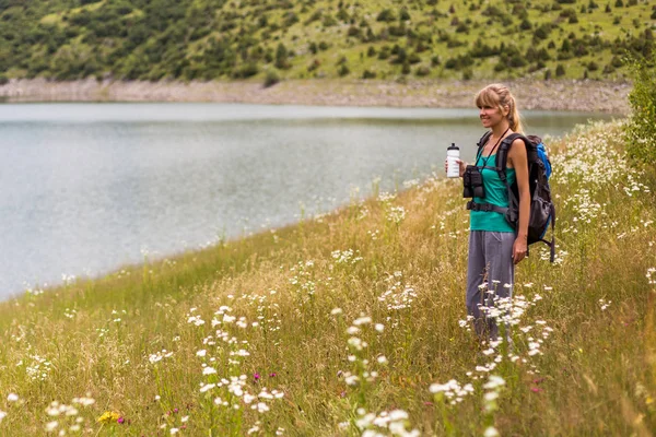 Woman Hiker Drinking Water While Spending Time Nature — Stock Photo, Image