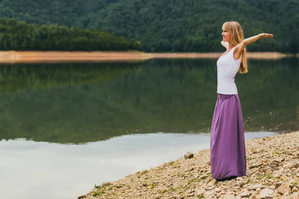 Femme Avec Ses Bras Tendus Aime Passer Son Temps Bord — Photo