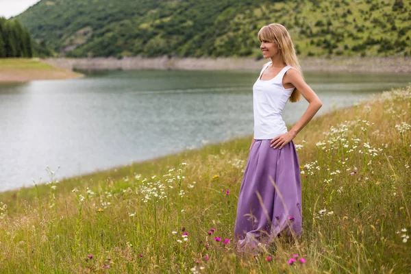 Mulher Gosta Passar Tempo Bela Natureza — Fotografia de Stock