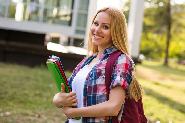 Retrato Una Hermosa Estudiante Pie Aire Libre — Foto de Stock