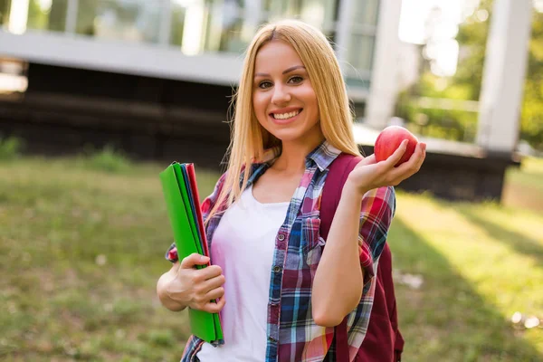 Studentka Konzumní Jablko Zatímco Stojí Venku — Stock fotografie