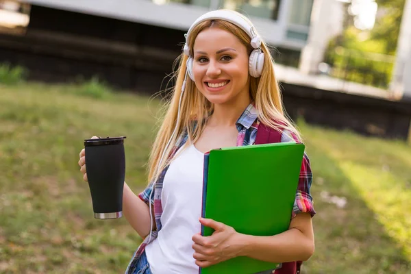 Kvinnlig Student Med Hörlurar Åtnjuter Lyssnar Musik Och Dricker Kaffe — Stockfoto