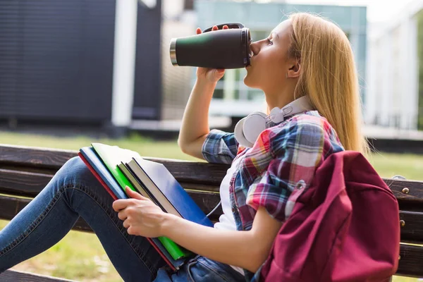 女学生与耳机喝咖啡户外 — 图库照片