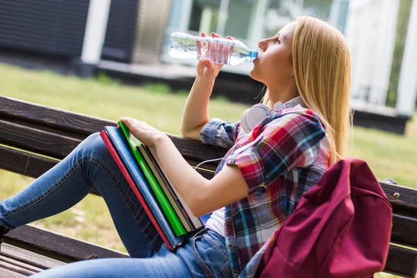 Studente Donna Che Beve Acqua Mentre Seduta All Aperto — Foto Stock