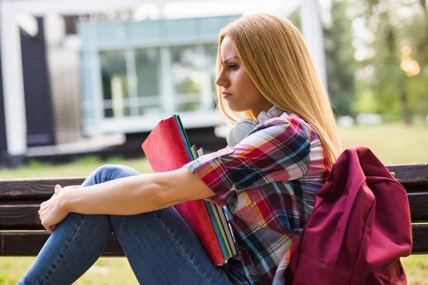 Dışarıda Otururken Okuyan Yorgun Kızgın Kız Öğrenci — Stok fotoğraf