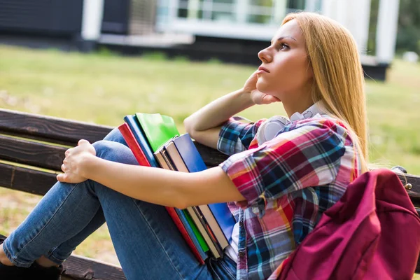 Besorgte Studentinnen Denken Während Ihres Studiums Freien — Stockfoto