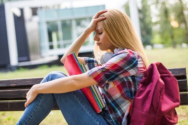 Utmattad Och Orolig Kvinnlig Student Studerar Utomhus — Stockfoto