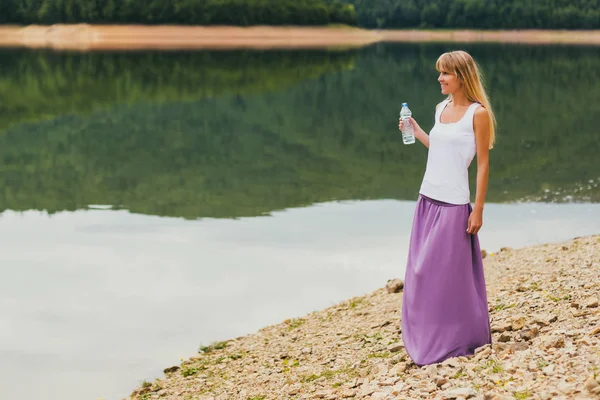 Mulher Gosta Beber Água Enquanto Passa Tempo Junto Lago — Fotografia de Stock