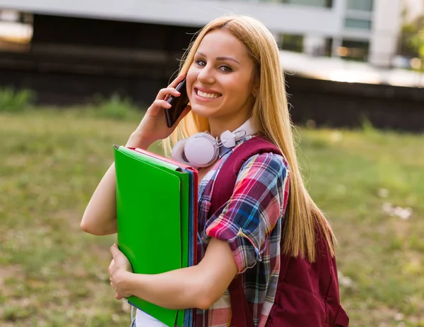 Estudiante Femenina Con Auriculares Usando Teléfono Móvil Aire Libre —  Fotos de Stock