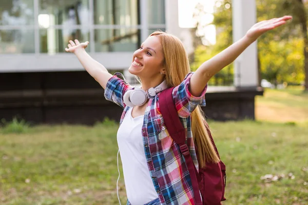 Studentka Wyciągniętymi Ramionami Lubi Spędzać Czas Świeżym Powietrzu — Zdjęcie stockowe