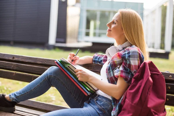 Estudiante Femenina Estudiando Mientras Pasa Tiempo Aire Libre — Foto de Stock