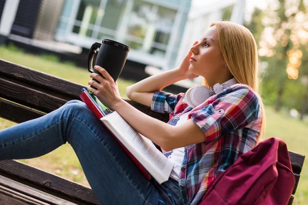 Estudiante Cansada Preocupada Bebiendo Café Mientras Estudia Aire Libre —  Fotos de Stock