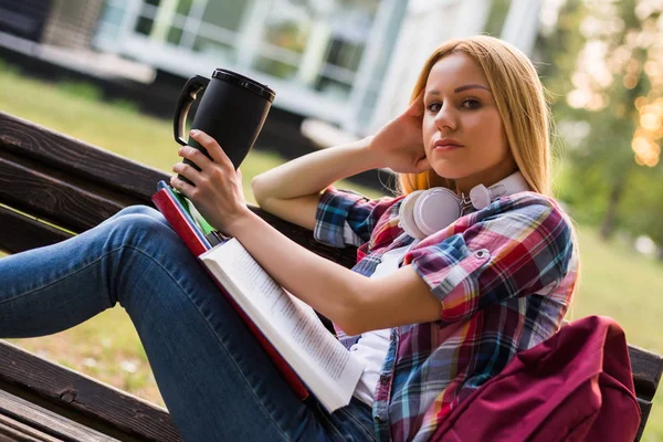 Estudiante Cansada Preocupada Bebiendo Café Mientras Estudia Aire Libre — Foto de Stock