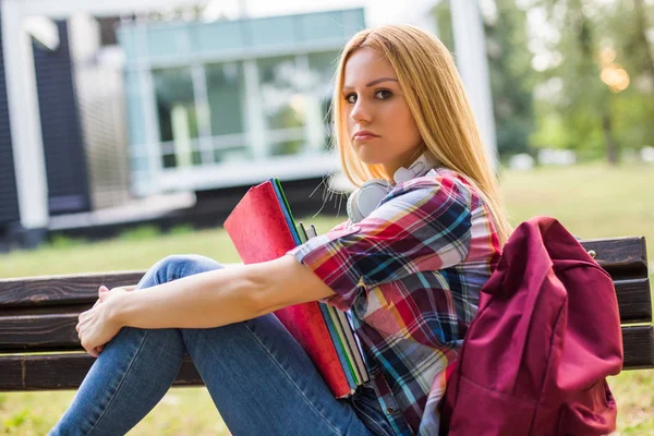 Estudante Feminina Cansada Irritada Estudando Enquanto Sentada Livre — Fotografia de Stock