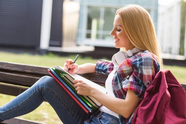 Female Student Studying While Spending Time Outdoor — Stock Photo, Image