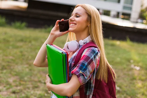 Kvinnlig Student Med Hörlurar Med Mobiltelefon Utomhus — Stockfoto