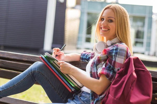 Studentka Studiując Podczas Spędzania Czasu Zewnątrz — Zdjęcie stockowe