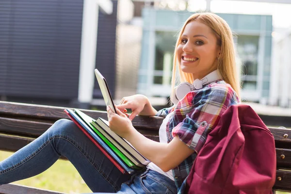 屋外で時間を過ごしながらデジタルタブレットを使う女子学生 — ストック写真