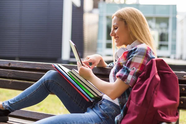 Studentin Nutzt Digitales Tablet Während Sie Zeit Freien Verbringt — Stockfoto
