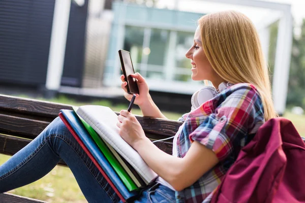 Estudante Sexo Feminino Estudando Usando Telefone Celular Livre — Fotografia de Stock