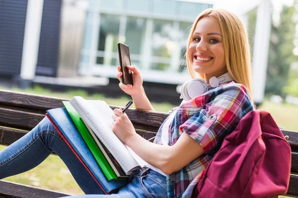 Estudiante Femenina Estudiando Usando Teléfono Móvil Aire Libre — Foto de Stock