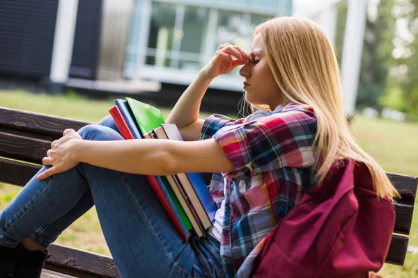 Uitgeputte Vrouwelijke Student Met Hoofdpijn Tijdens Het Studeren Buiten — Stockfoto