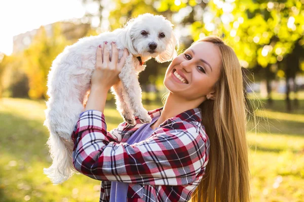 Mooie Vrouw Besteden Tijd Met Haar Maltese Hond Outdoor — Stockfoto