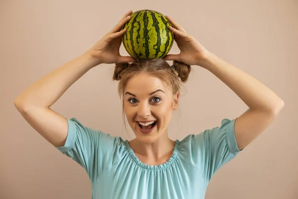 Nette Verspielte Frau Hält Wassermelone Auf Ihrem Kopf Toned Bild — Stockfoto