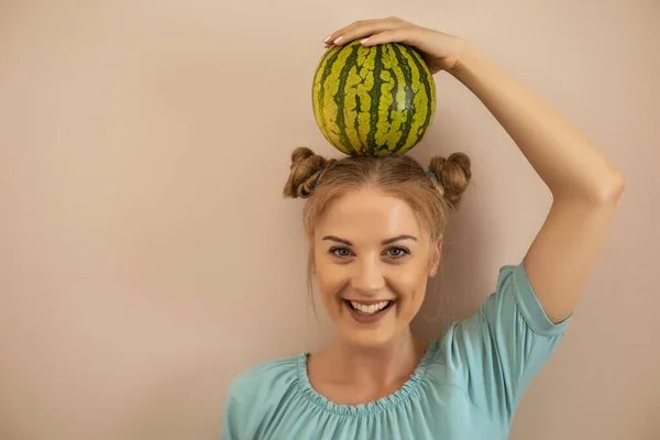 Leuke Speelse Vrouw Met Watermeloen Haar Hoofd Toned Afbeelding — Stockfoto