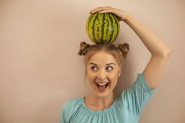 Nette Verspielte Frau Hält Wassermelone Auf Ihrem Kopf Toned Bild — Stockfoto