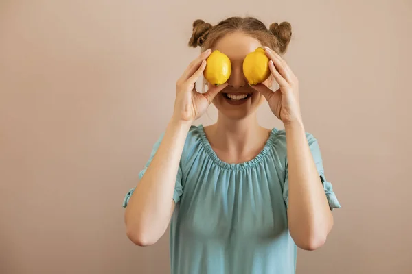 Carino Donna Bionda Sta Coprendo Gli Occhi Con Limone Immagine — Foto Stock
