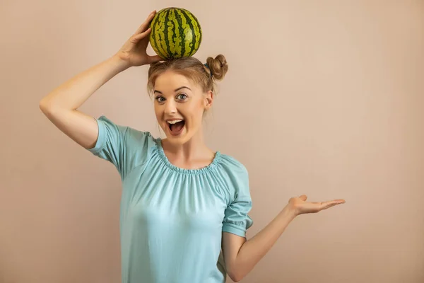 Nette Verspielte Frau Hält Wassermelone Auf Ihrem Kopf Und Gestikuliert — Stockfoto