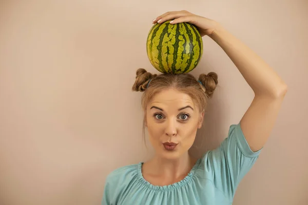 Leuke Speelse Vrouw Met Watermeloen Haar Hoofd Toned Afbeelding — Stockfoto