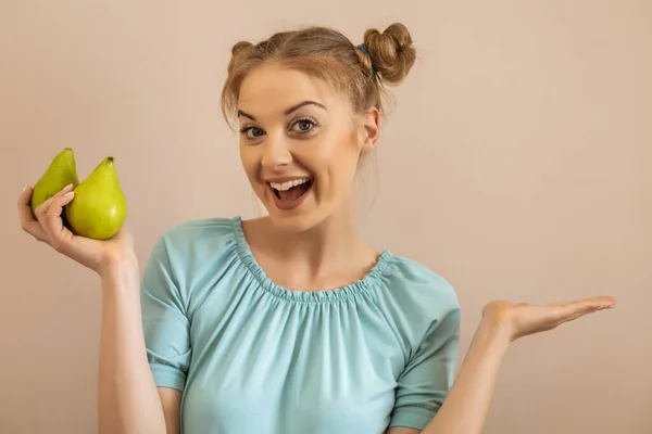 Porträt Einer Glücklichen Süßen Frau Die Birnen Hält Und Gestikuliert — Stockfoto