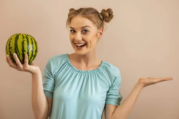 Leuke Speelse Vrouw Met Watermeloen Gebaren — Stockfoto