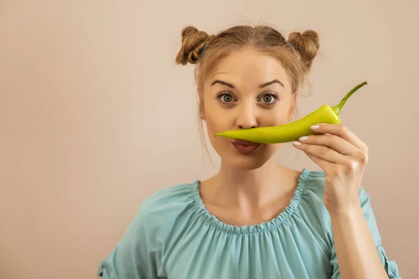 Leuke Speelse Vrouw Met Groene Peper — Stockfoto