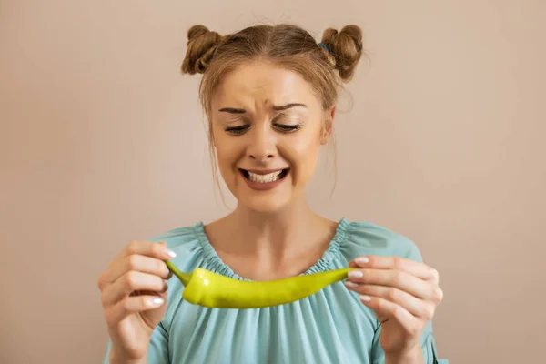 Mulher Bonito Está Sorrindo Enquanto Segurando Pimenta Verde Pimenta Imagem — Fotografia de Stock