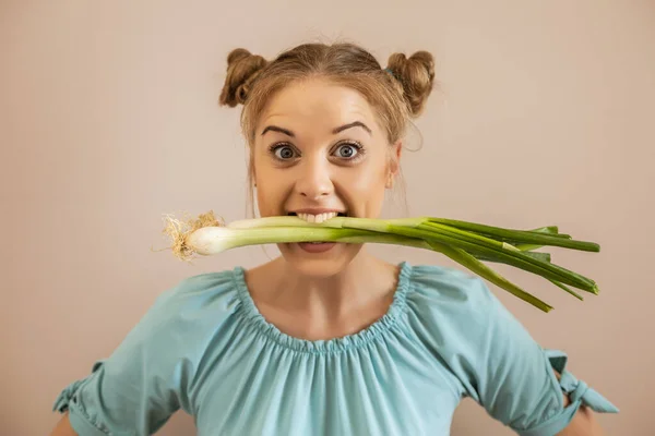 Portret Van Een Leuke Speelse Vrouw Die Jonge Eet — Stockfoto