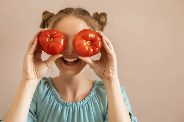 Schattige Blonde Vrouw Het Bedekken Van Haar Ogen Met Tomaten — Stockfoto
